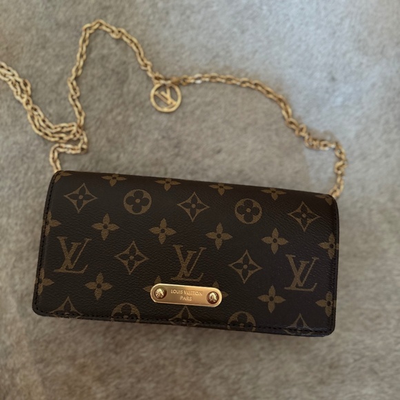LV Lilly wallet on chain - Picture 1 of 6